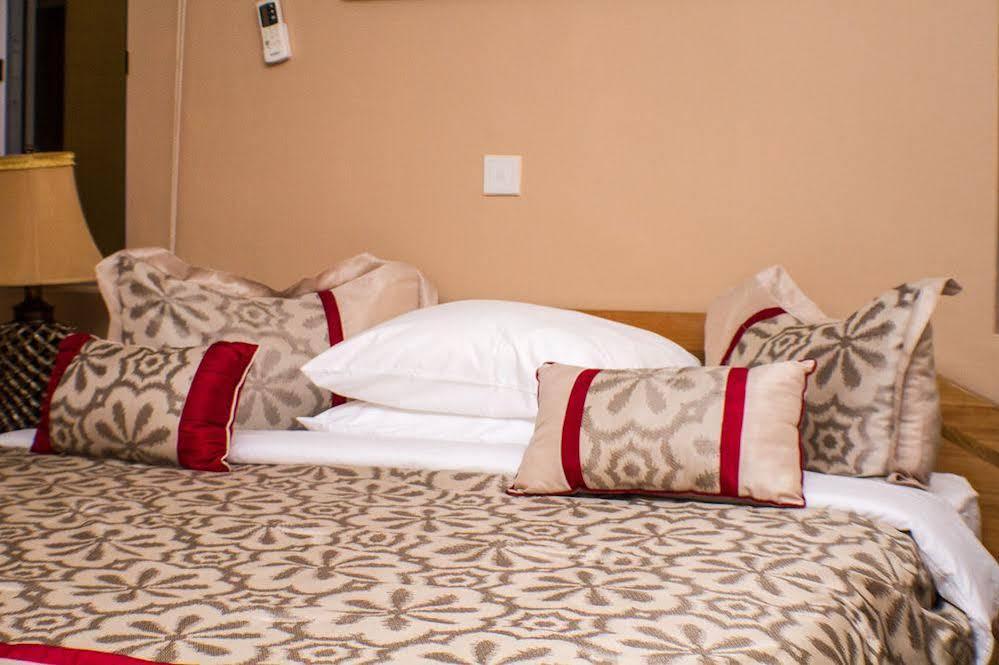 Alma House Hotel Accra Buitenkant foto